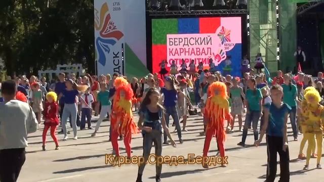 Детские творческие коллективы станцевали на главной площади Бердска смотреть онлайн