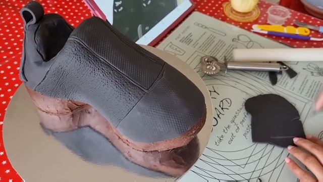 Is It Cake? / Balenciaga Triple S Cake смотреть онлайн