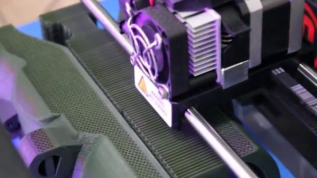 3D принтер в действии смотреть онлайн