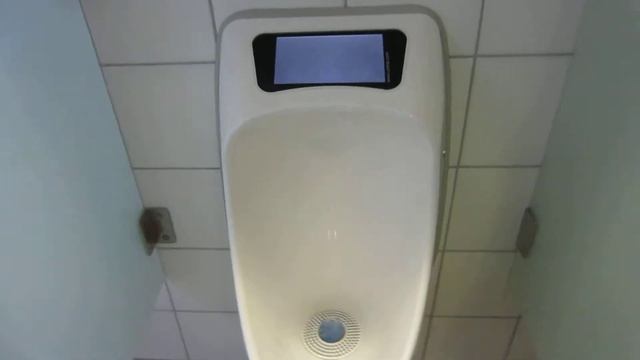 Писсуар с монитором смотреть онлайн