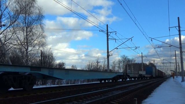 Электровоз ВЛ10К-574 с небольшим грузовым поездом смотреть онлайн