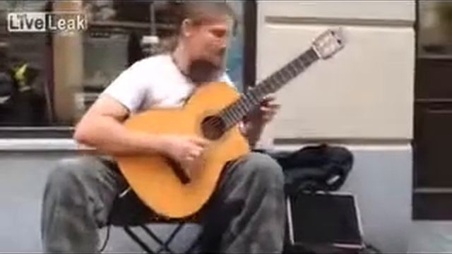 Красивая и ловкая игра на гитаре смотреть онлайн