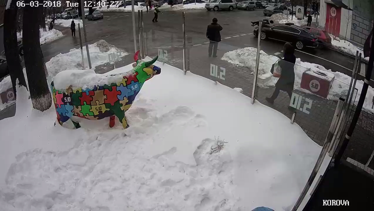 В центре Киева кортеж Порошенко сбил пожилого человека смотреть онлайн