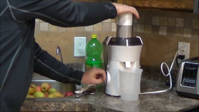 Making Apple Juice Using a Juice Extractor смотреть онлайн