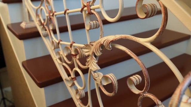 Кованые перила в классический интерьер. Обзор ковки в интерьере. Зеленые холмы Тюмень 2020 смотреть онлайн