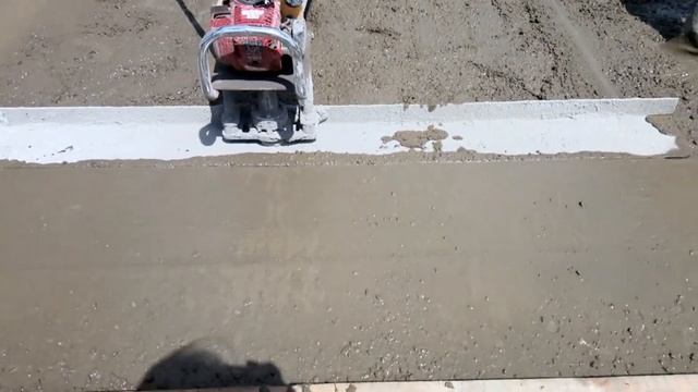 Выравнивание бетона виброрейкой