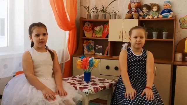 Абаза Диана и Парамонова Алёна читают произведение «Посидим в тишине», автор Е Благинина смотреть онлайн
