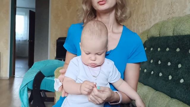 Корочка ЗА ушками.Как чистить уши малышу смотреть онлайн