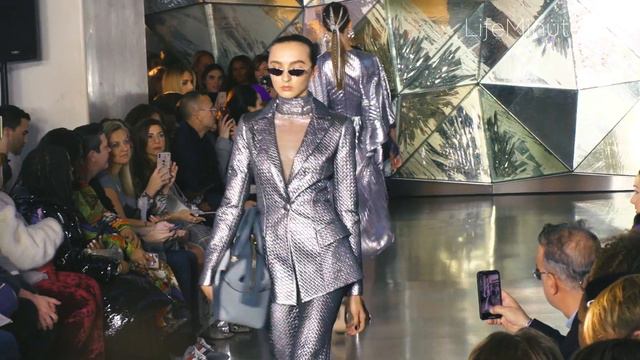 Debra Messing, Mariska Hargitay, Christina Ricci Front Row for Christian Siriano's Fall 2019 Show смотреть онлайн