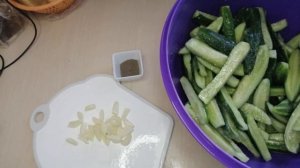 Огурчики в масле. Огурцы на зиму в масле. Огурцы в собственном соку