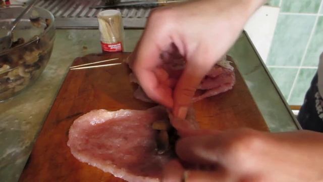 СВИНЫЕ РУЛЕТИКИ С ГРИБАМИ )ОЧЕНЬ ПРОСТОЙ И ВКУСНЫЙ РЕЦЕПТ смотреть онлайн
