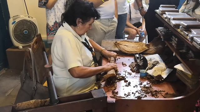How are Cuban cigars made? | Как крутят кубинские сигары? смотреть онлайн