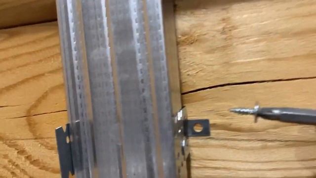 Идея для скользящего каркаса в доме из бруса.