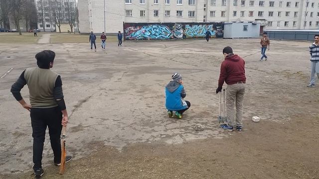 Студенты из Индии и Пакистана играют в Гродно в крикет. (9 марта 2016 г. _ смотреть онлайн