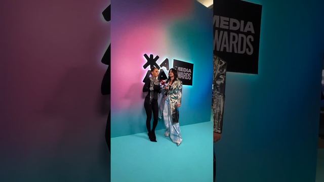 Анна Хилькевич появилась на красной дорожке в необычном образе смотреть онлайн