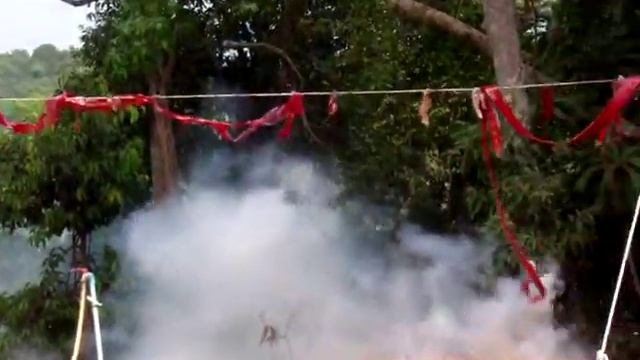 Хлопушки возле китайского храма