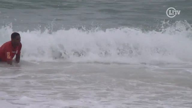Olha a onda! Cleber Santana leva caixote em praia no Rio смотреть онлайн