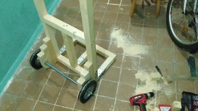 ТЕЛЕЖКА ИЗ БРУСА СВОИМИ РУКАМИ. (для перевозки металла и всяких разностей) смотреть онлайн