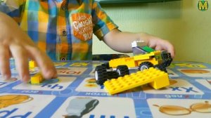 Миша собирает лего  ? ? ? Показывает как собрать из лего машину. Джип из лего.