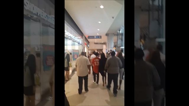 Justin Bieber and Selena Gomez in Eaton Centre (Canada) смотреть онлайн
