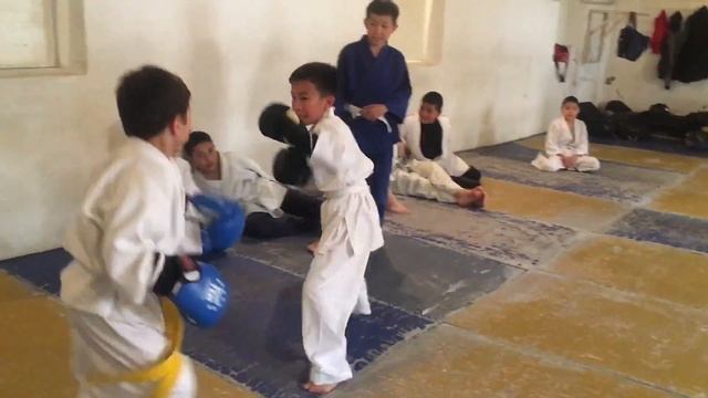 Малыши спарингуются смотреть онлайн