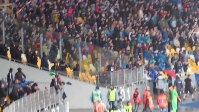Матч Днепр - Наполи 1:0 (14.05.2015) Болельщики выбежали на поле после финального свистка смотреть онлайн