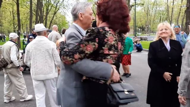 Спрячь за высоким забором девченку!!!Танцы в саду Шевченко. смотреть онлайн