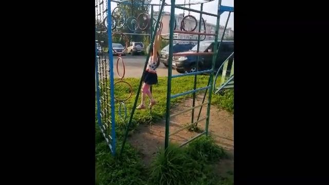 Настя занимается спортом. Спорт. Настюша и Мишута спортсмены.Тренировки на турниках детской площадк смотреть онлайн