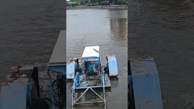Dredging and aquatic Weed Harvesting on Kallang Basin River #Singapore. #dredge #weedmower #mower смотреть онлайн