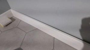 Подпорка при приклейке напольного плинтуса -быстро, безопасно, не дорого.