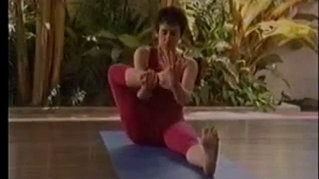 Donna Farhi practising Marichyasana II смотреть онлайн