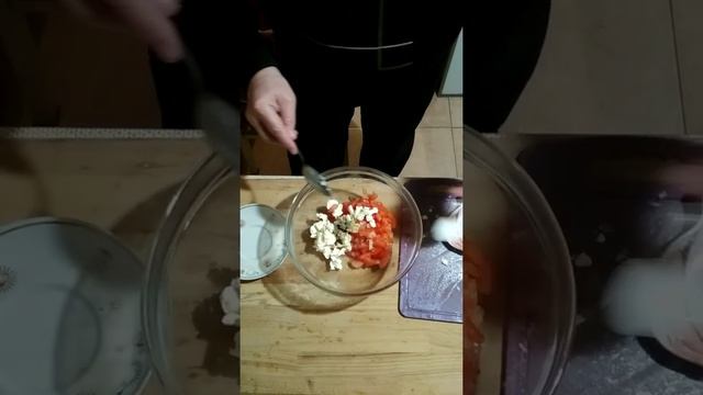 Салат с сухариками, помидорами и сыром #Shorts смотреть онлайн