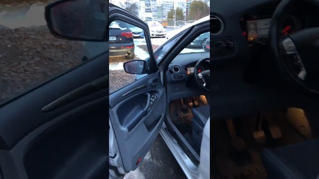 Заїхав на майданчик 7-місний Ford S-Max