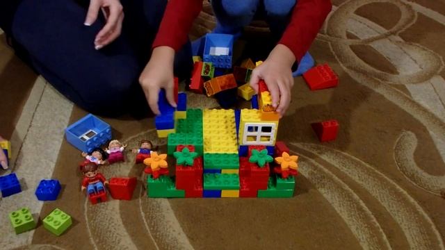 Собираем Красивый Домик из Конструктора Лего Дупло. Домик с Окнами И Дверями. смотреть онлайн