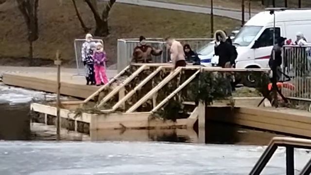 Крещенская купель на Загородном шоссе#купниевкрещение#город#зима#крещение#пруд#москва#праздник смотреть онлайн