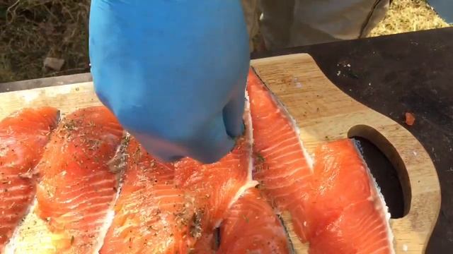 Лосось на решётке. Стейки гриль и соус. смотреть онлайн