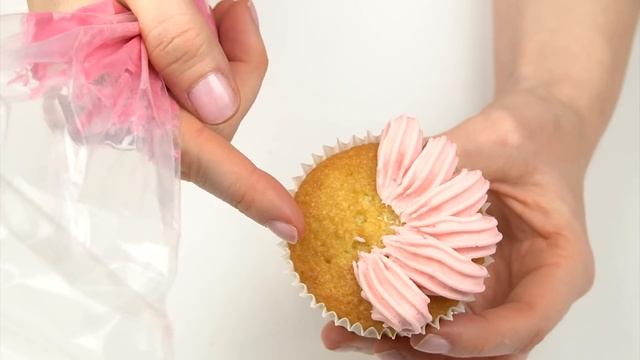 Cupcake Piping Techniques - What Piping Nozzles / Piping Tips To Use To Pipe A Box Of Cupcakes
