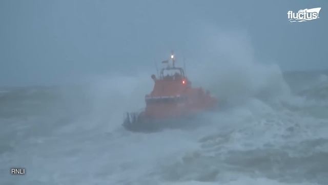The Crazy Techniques Gigantic Ships Use to Fight Pirates in Middle of the Ocean смотреть онлайн