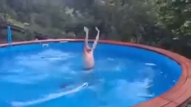 Танец на воде. Соло в домашнем бассейне ))) смотреть онлайн