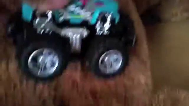 Монстр-машины преодолевают препятствия Monster trucks overcoming obstacles смотреть онлайн