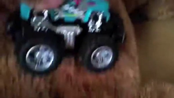 Монстр-машины преодолевают препятствия Monster trucks overcoming obstacles