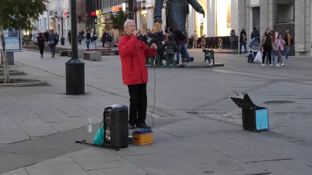 An unknown performer sings a soulful romance / Неизвестный исполнитель поет душевно романс смотреть онлайн