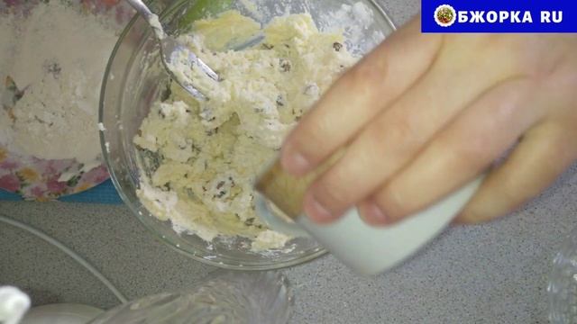 Сырники с изюмом. Сырники из творога. Мой любимый рецепт. Нежнейшие сырники с изюмом. смотреть онлайн