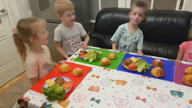 ДЕНЬ РОЖДЕНИЯ ПАПЫ ЧЕТВЕРНЯШЕК! ДЕТИ ДЕЛАЮТ ПАПЕ ГАМБУРГЕРЫ! КУЛИНАРНЫЕ УРОКИ смотреть онлайн