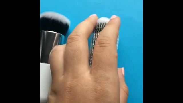 Кисть универсальная кабуки для нанесения пудры и ВВ крема белая с серебром смотреть онлайн