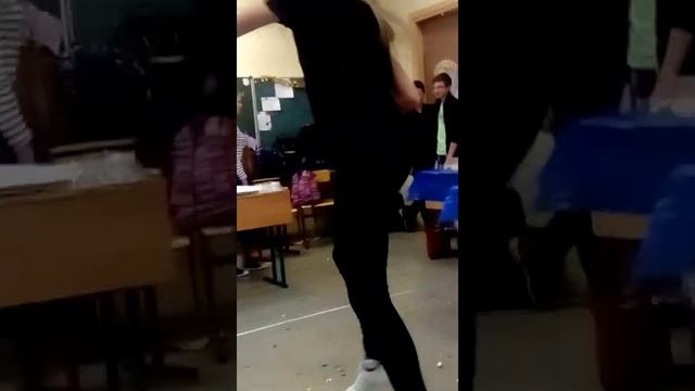 Танцы и два странных пацана на заднем плане. смотреть онлайн