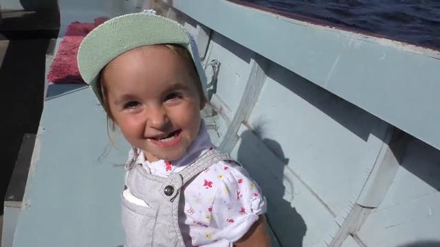 Катаемся с дочкой Мариной на моторной лодке по реке Даугава в Даугавпилсе, Латвия. смотреть онлайн