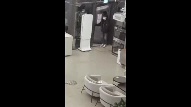 ITZY reacting to a girl getting caught dancing LOCO in work смотреть онлайн