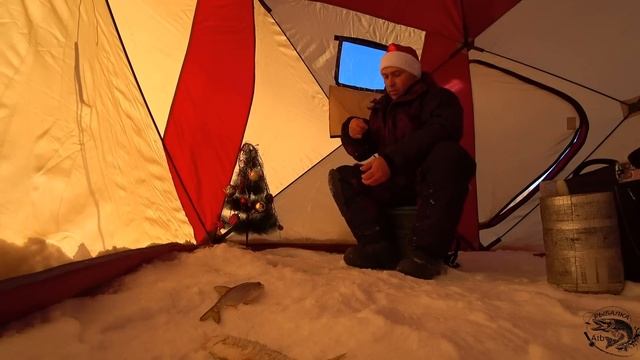 Пред Новогодняя рыбалка удалась наловили много щук. С НАСТУПАЮЩИМ НОВЫМ ГОДОМ! смотреть онлайн