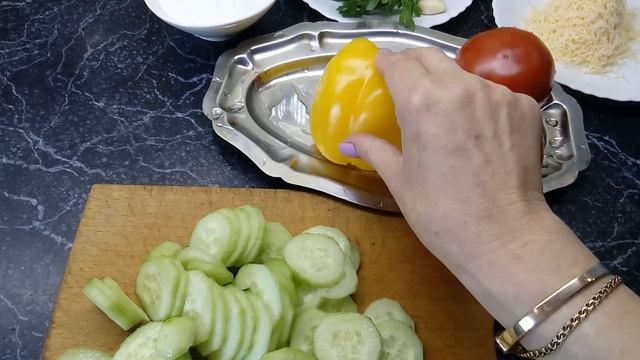 Готовим вкусный салат из огурцов и помидоров!!!! смотреть онлайн
